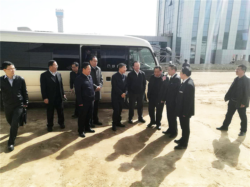 兰州市委副书记、市长张伟文一行莅临新区“宝运莱伊士顿电梯”、“宝运莱澳泊智能车库”、“宝运莱新能源汽车”