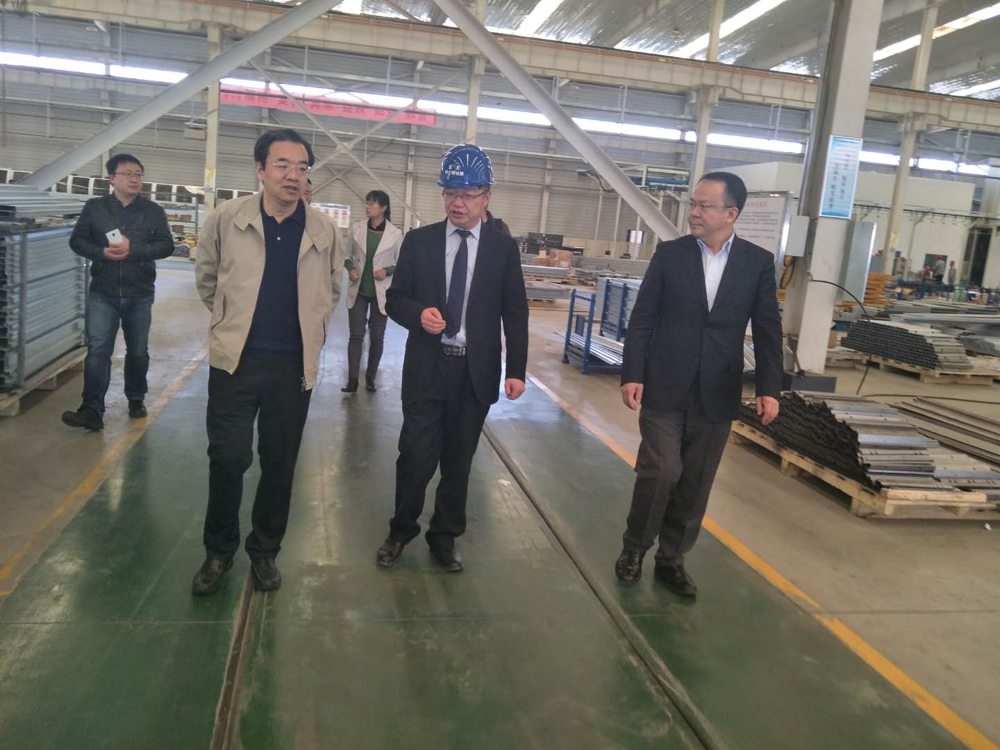 财政部驻甘专员办事处党组书记杨瑞金，兰州市副市长牛向东一行参观考察兰州新区宝运莱伊士顿电梯厂