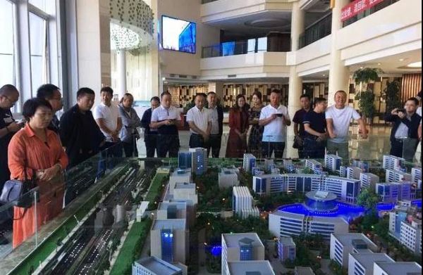 甘肃省五县区工商联会员企业家参观考察新区“宝运莱三厂”及“宝运莱世贸广场”项目