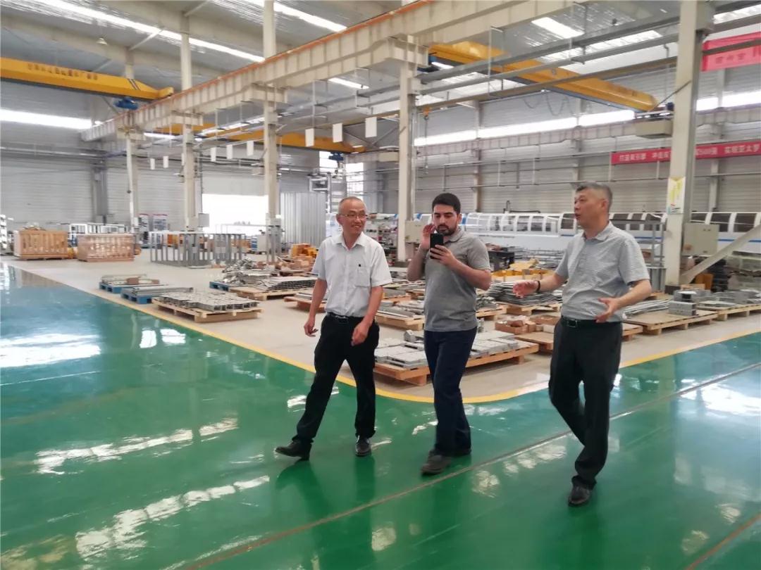 伊朗客商参观考察兰州新区宝运莱伊士顿电梯厂并签订合作协议