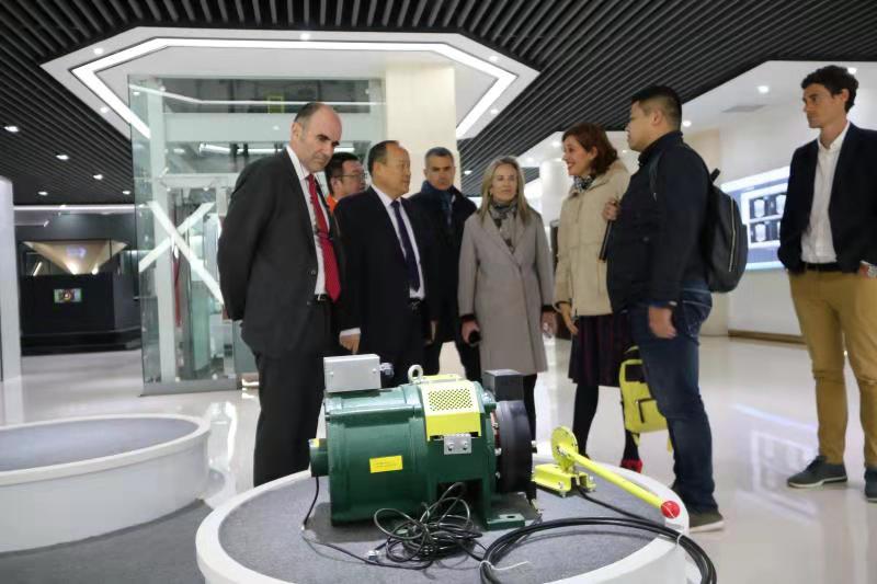 西班牙客商参观考察兰州新区宝运莱新能源汽车厂